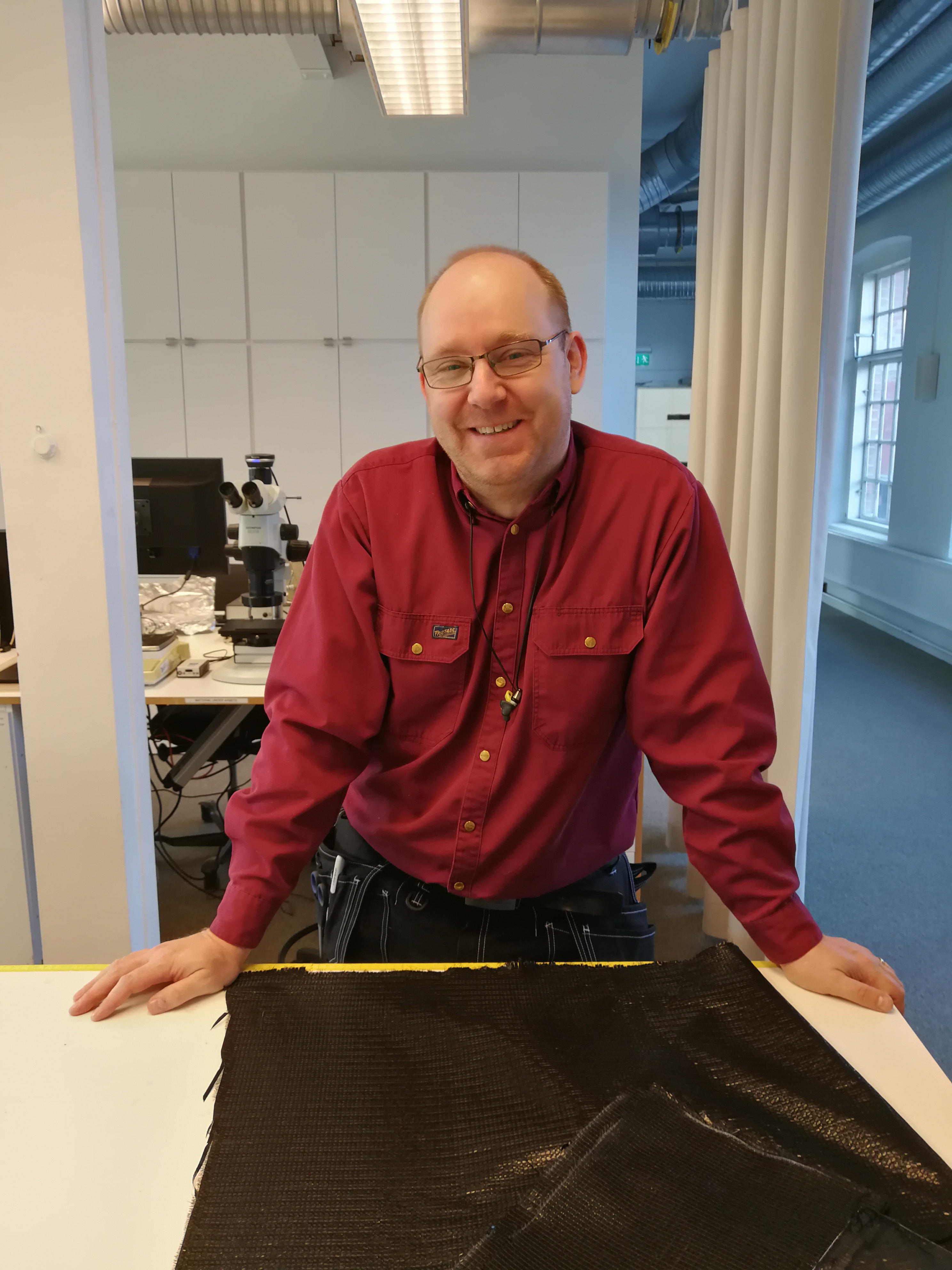生产技术员 Magnus Hallin将 50 年来生产的遮阳和节能纺织样品带到了研发会议上。