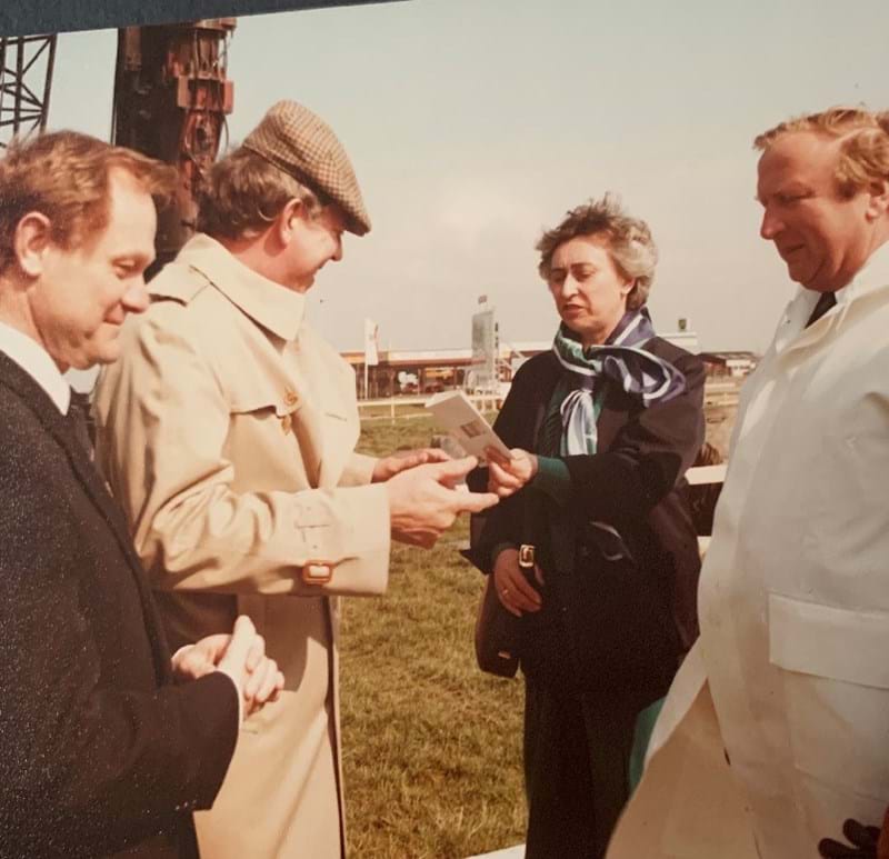 Cees en Annie in 1985 bij het slaan van de eerste paal voor de nieuwbouw in Hellevoetsluis
